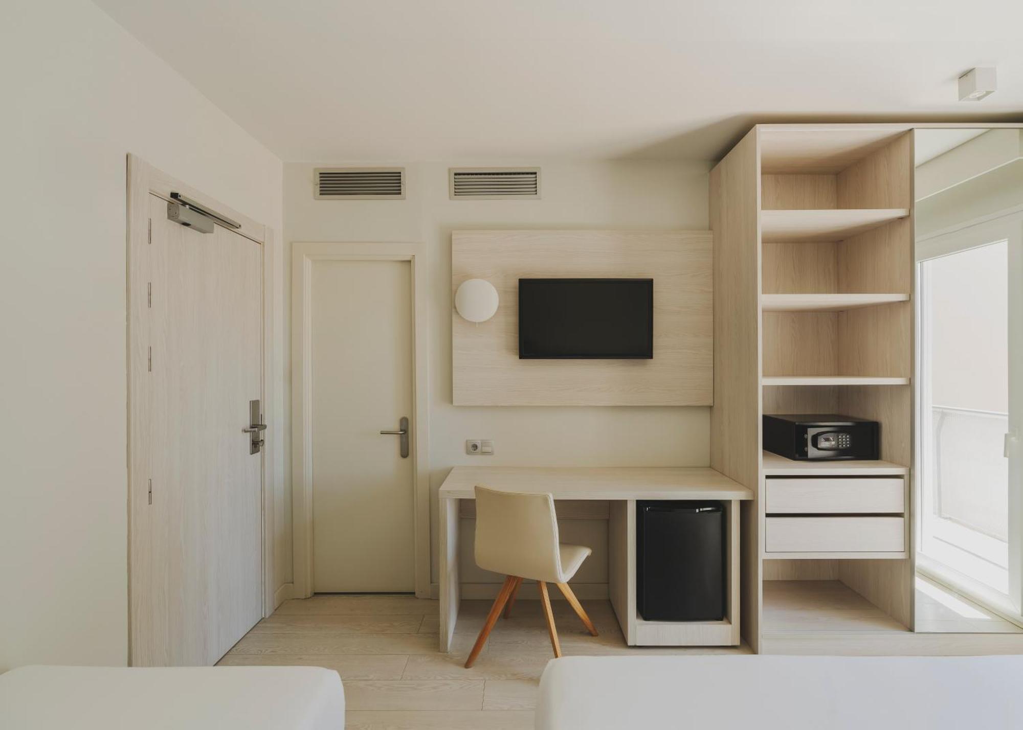 רוזס Hotel Mediterraneo מראה חיצוני תמונה