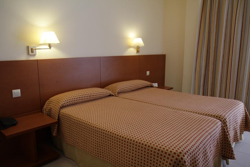 רוזס Hotel Mediterraneo מראה חיצוני תמונה