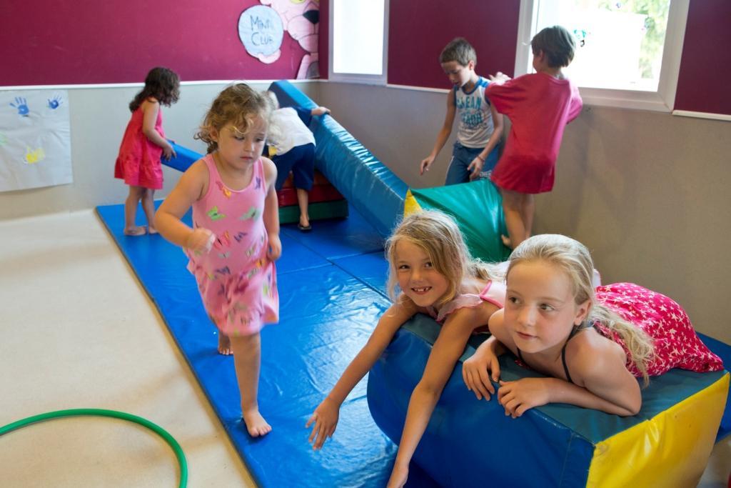 רוזס Hotel Mediterraneo מראה חיצוני תמונה
